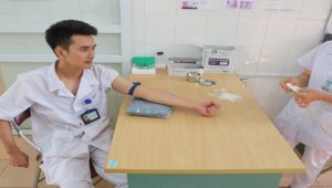 HIẾN MÁU CỨU NGƯỜI MỘT NGHĨA CỬ CAO ĐẸP CỦA BÁC SĨ TTYT HUYỆN VĂN CHẤN