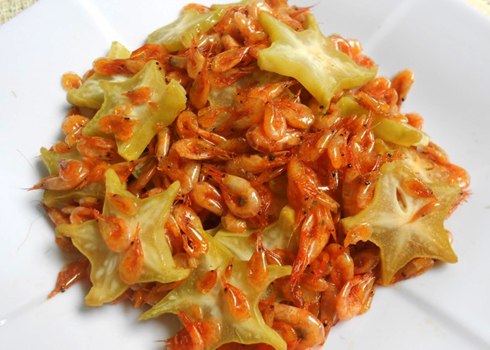 Trẻ ho, cần kiêng ăn thịt gà, tôm?
