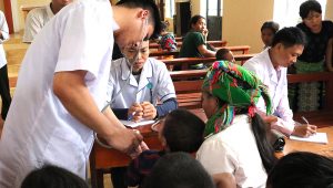 Khám và cấp thuốc miễn phí tại thôn Khe Chất xã Cát Thịnh