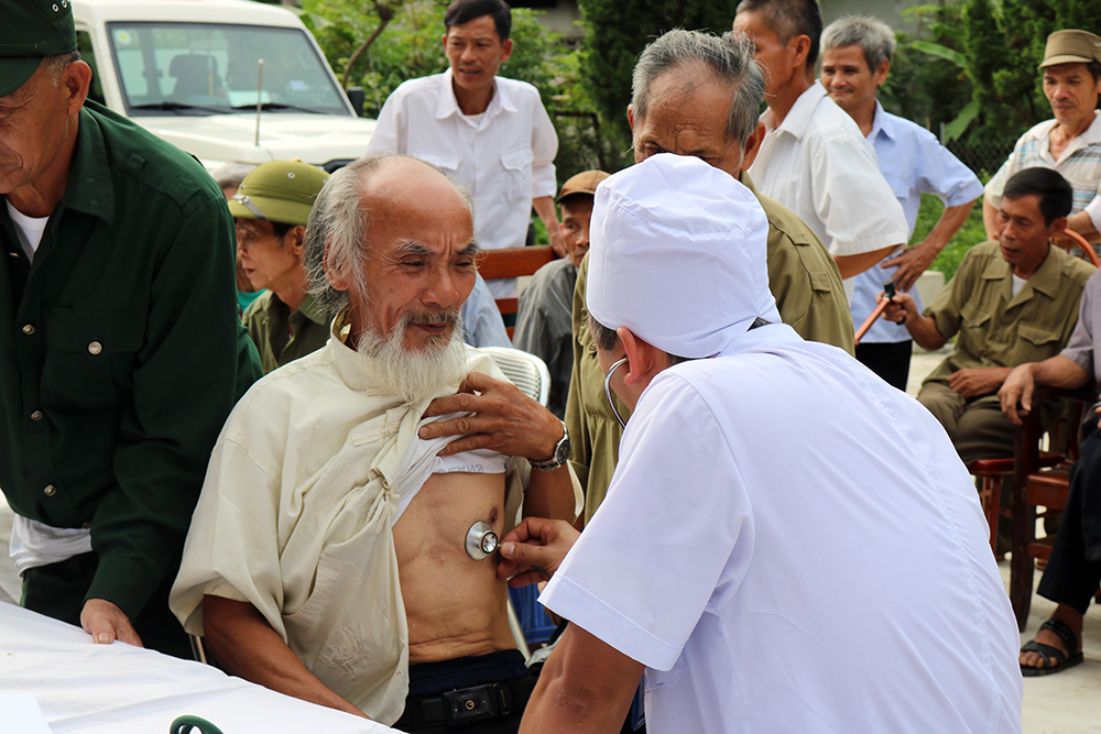 Khám và cấp thuốc miễn phí cho các đối tượng thương bệnh binh, người có công với Cách mạng tại xã Nghĩa Tâm