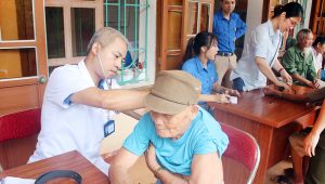 Tuổi trẻ TTYT huyện Văn Chấn tri ân thương binh liệt sỹ, gia đình có công với cách mạng nhân dịp ngày 27/7/2018