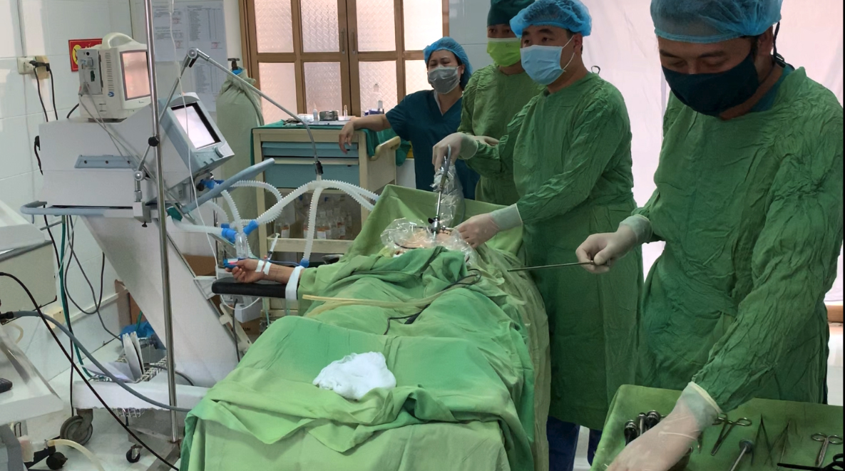 Xương, tóc, da, răng và những tổ chức “kỳ quái” được lấy ra từ trong khối u của một bệnh nhân người dân tộc Gia Rai được mổ nội soi tại trung tâm Y tế huyện Văn Chấn