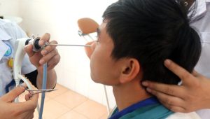 Gắp hai con đỉa từ mũi bệnh nhân tại TTYT huyện Văn Chấn