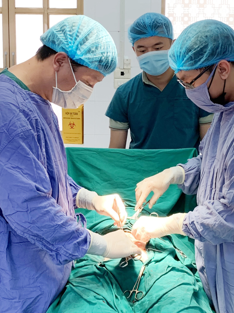 Giữa mùa dịch covid-19, trung tâm y tế huyện văn chấn vẫn mổ thành công ca khối u nặng gần 5kg