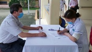 Trung tâm Y tế huyện Văn Chấn triển khai tiêm vắc xin phòng Covid- 19 đợt I