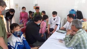 Trung tâm Y tế Văn Chấn triển khai khám sàng lọc trẻ khuyết tật và tập huấn cho cán bộ y tế xã về phương pháp khám sàng lọc khuyết tật ở trẻ em