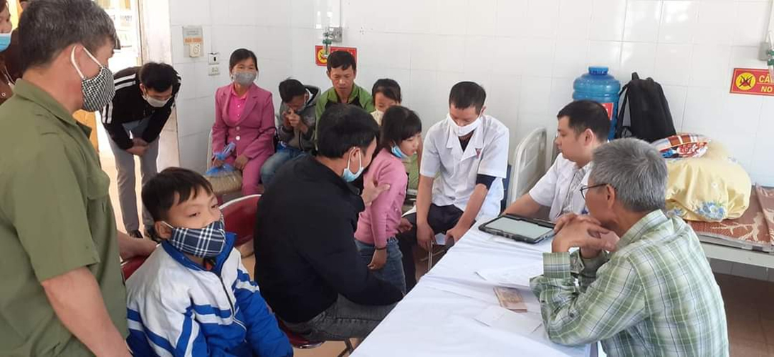 Trung tâm Y tế Văn Chấn triển khai khám sàng lọc trẻ khuyết tật và tập huấn cho cán bộ y tế xã về phương pháp khám sàng lọc khuyết tật ở trẻ em