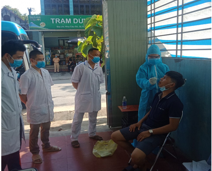 Trung tâm Y tế huyện Văn Chấn tổ chức tập huấn lấy mẫu xét nghiệm SARS-CoV-2 cho cán bộ y tế tại chốt kiểm dịch liên ngành