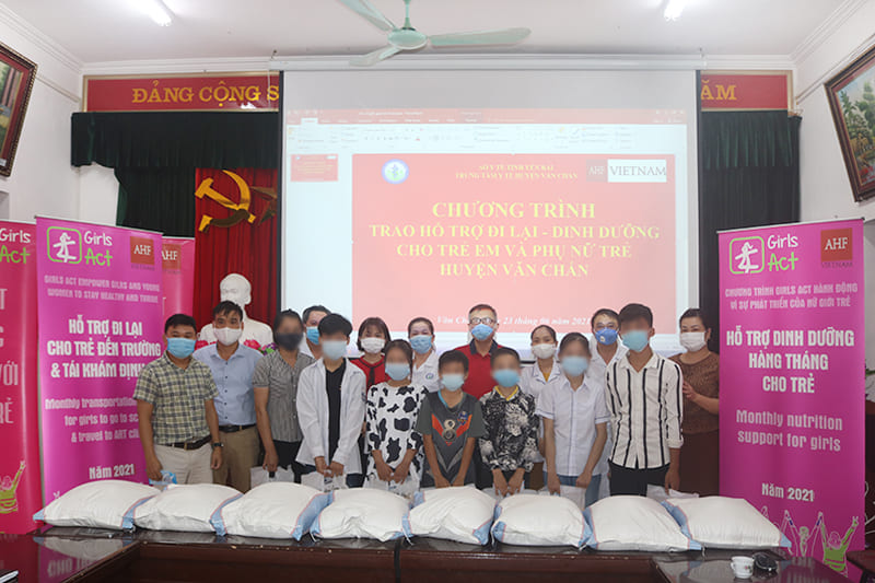 Dự Án AHF Việt Nam Tổ Chức Trao Hỗ Trợ Đi Lại Và Hỗ Trợ Dinh Dưỡng Cho Trẻ Em Gái Và Phụ Nữ Trẻ Huyện Văn Chấn Quý II/2021