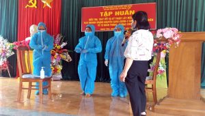 Trung tâm Y tế huyện Văn Chấn tổ chức tập cho thành viên các tổ tự quản phòng, chống dịch Covid-19