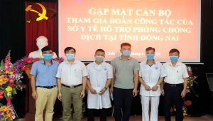 Đoàn cán bộ y tế thuộc Trung tâm Y tế huyện Văn Chấn lên đường chi viện cho tỉnh Đồng Nai chống dịch COVID-19