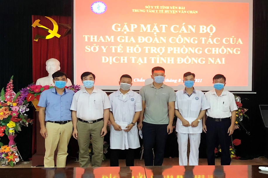 Ban Giám đốc, Ban Chấp hành Công đoàn chụ ảnh lưu niệm cùng các cán bộ y tế trước khi lên đường tham gia chống dịch COVID-19 tại Đồng Nai