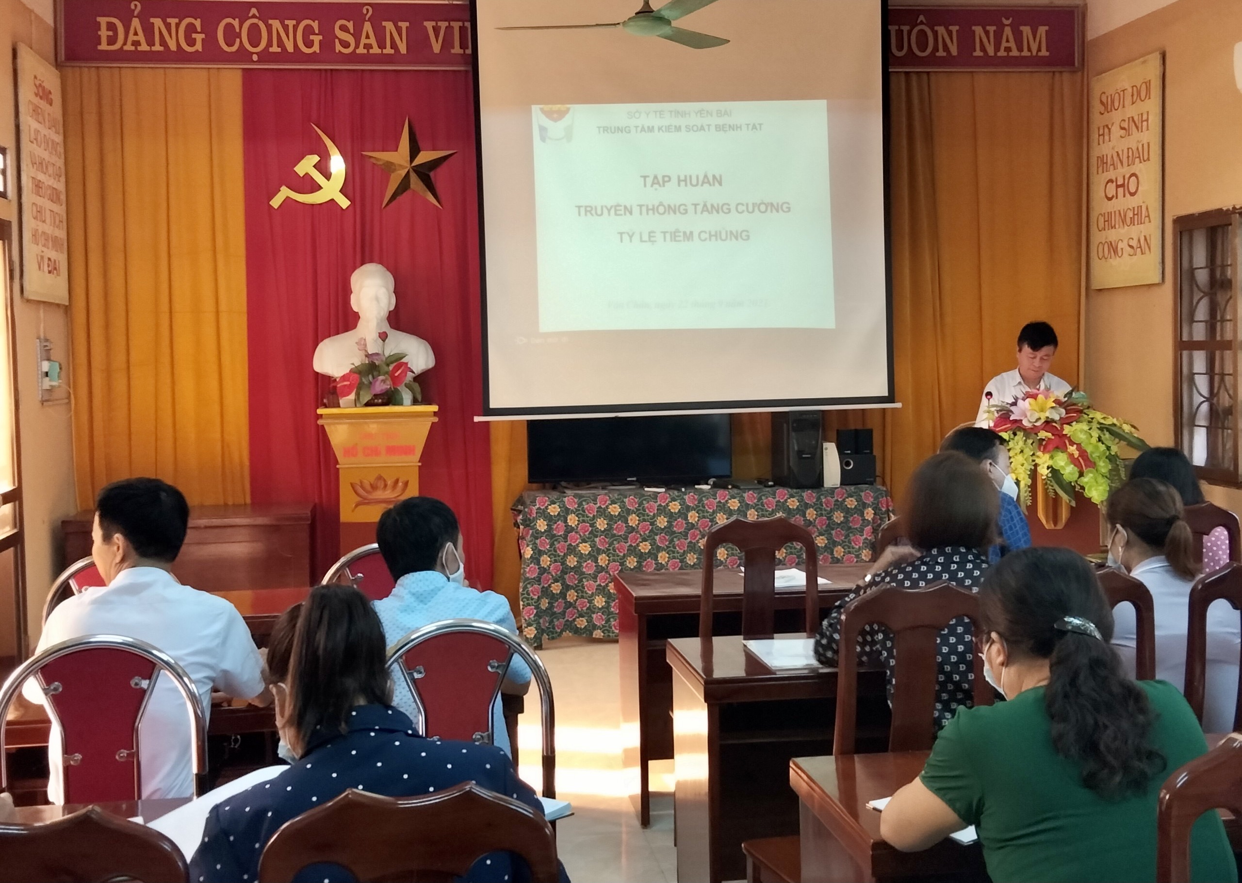 Trung tâm Y tế Văn Chấn tổ chức tập huấn truyền thông tăng cường tỷ lệ tiêm chủng