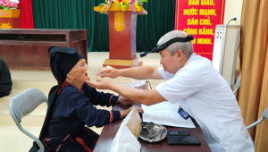 Trung tâm Y tế huyện Văn Chấn khám sức khỏe người cao tuổi tại 12 xã