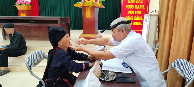 Trung tâm Y tế huyện Văn Chấn khám sức khỏe người cao tuổi tại 12 xã