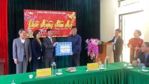 Đồng chí Chủ nhiệm Ủy Ban kiểm tra Tỉnh ủy thăm và tặng quà tại Trung tâm Y tế huyện Văn Chấn