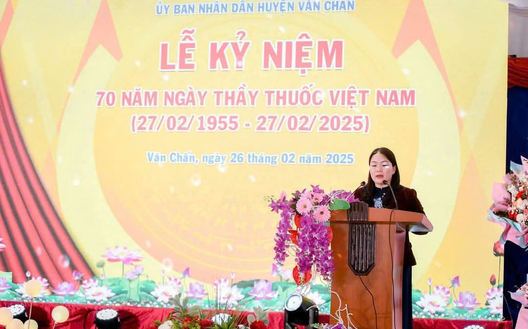 Đồng chí Lò Thị Thúy Nga - Ủy viên BCH Đảng bộ huyện – Phó chủ tịch UBND huyện đọc diễn văn tại lễ kỷ niệm