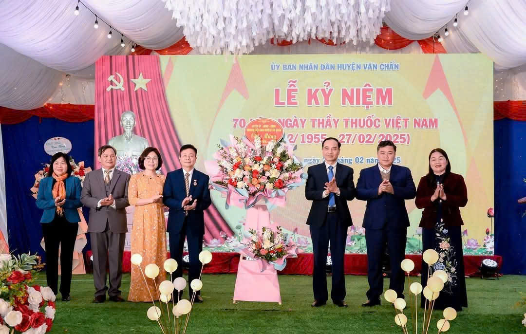 Các đồng chí lãnh đạo tặng hoa chúc mừng cán bộ, viên chức ngành Y tế