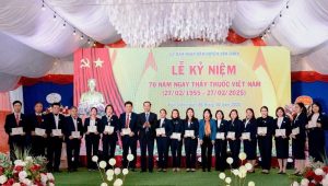 ỦY BAN NHÂN DÂN HUYỆN VĂN CHẤN TỔ CHỨC LỄ KỶ NIỆM 70 NĂM NGÀY THẦY THUỐC VIỆT NAM (27/02/1955 – 27/02/2025)
