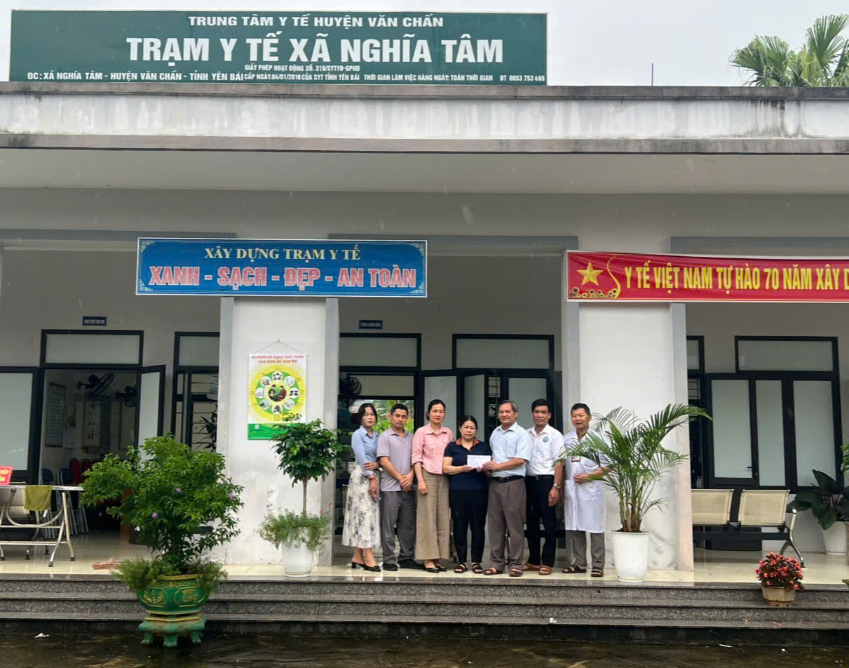 Lãnh đạo Trung tâm Y tế huyện và BCH Công đoàn cơ sở thăm hỏi, động viên đoàn viên công đoàn Lò Thị Thanh Tình