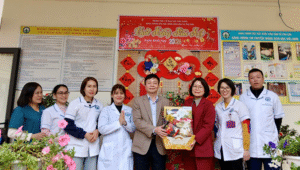 Lãnh đạo Trung tâm Y tế khu vực Văn Chấn thăm, chúc tết kết hợp giám sát công tác phòng chống dịch bệnh, trực chuyên môn trước, trong dịp Tết Nguyên đán Bính Ngọ năm 2026 tại các khoa/phòng