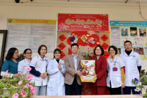 Lãnh đạo Trung tâm Y tế khu vực Văn Chấn thăm, chúc tết kết hợp giám sát công tác phòng chống dịch bệnh, trực chuyên môn trước, trong dịp Tết Nguyên đán Bính Ngọ năm 2026 tại các khoa/phòng